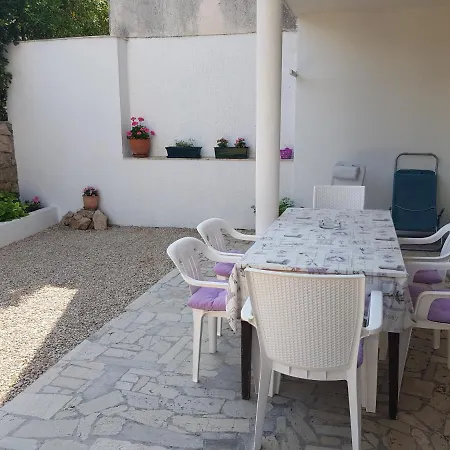 Apartment Dora *